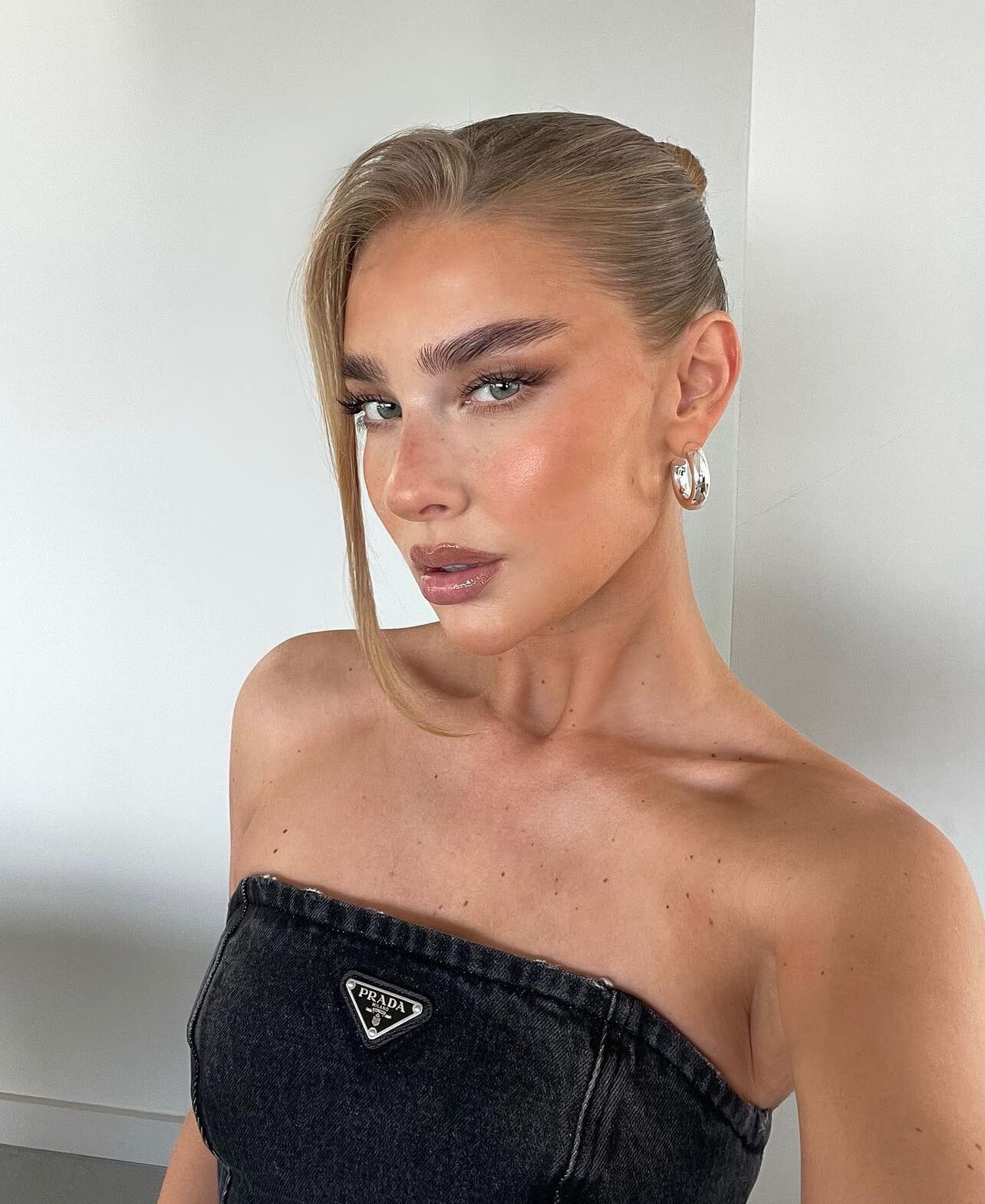 Φυσικό μακιγιάζ με έντονα φρύδια