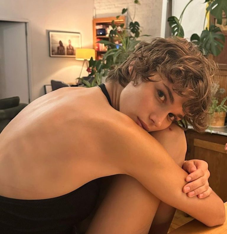 Γυναίκα με κοντό σγουρό καρέ