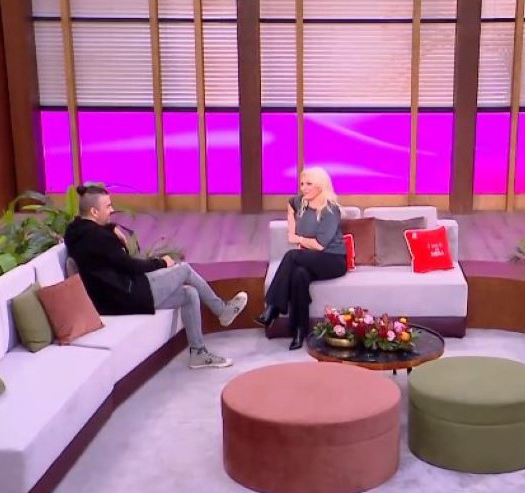 Πλάνο από την εκπομπή Ελένη. Η Ελένη Μενεγάκη φιλοξενεί τον Γιάννη Αϊβάζη