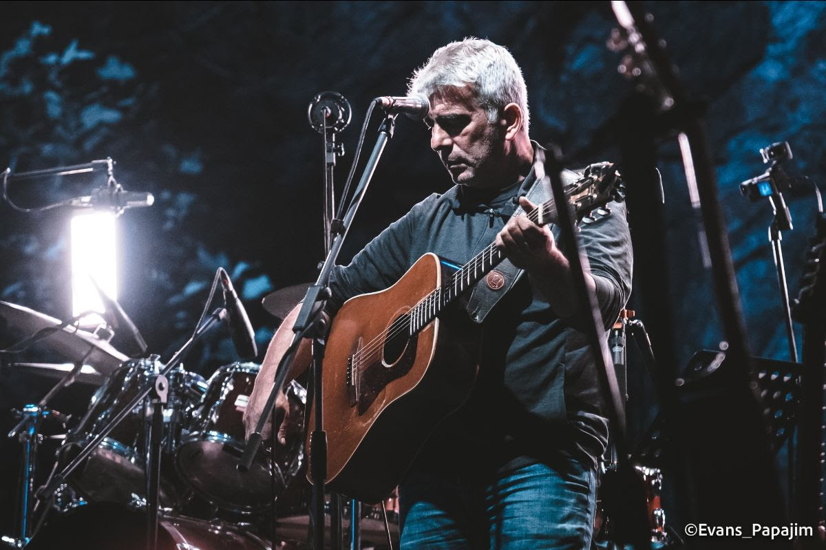 Ο Μυστακίδης με την κιθάρα του