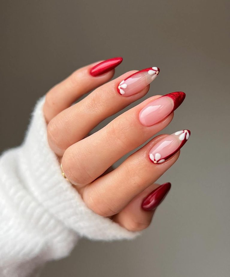 Γαλλικό μανικιούρ με κόκκινο και λευκά λουλούδια