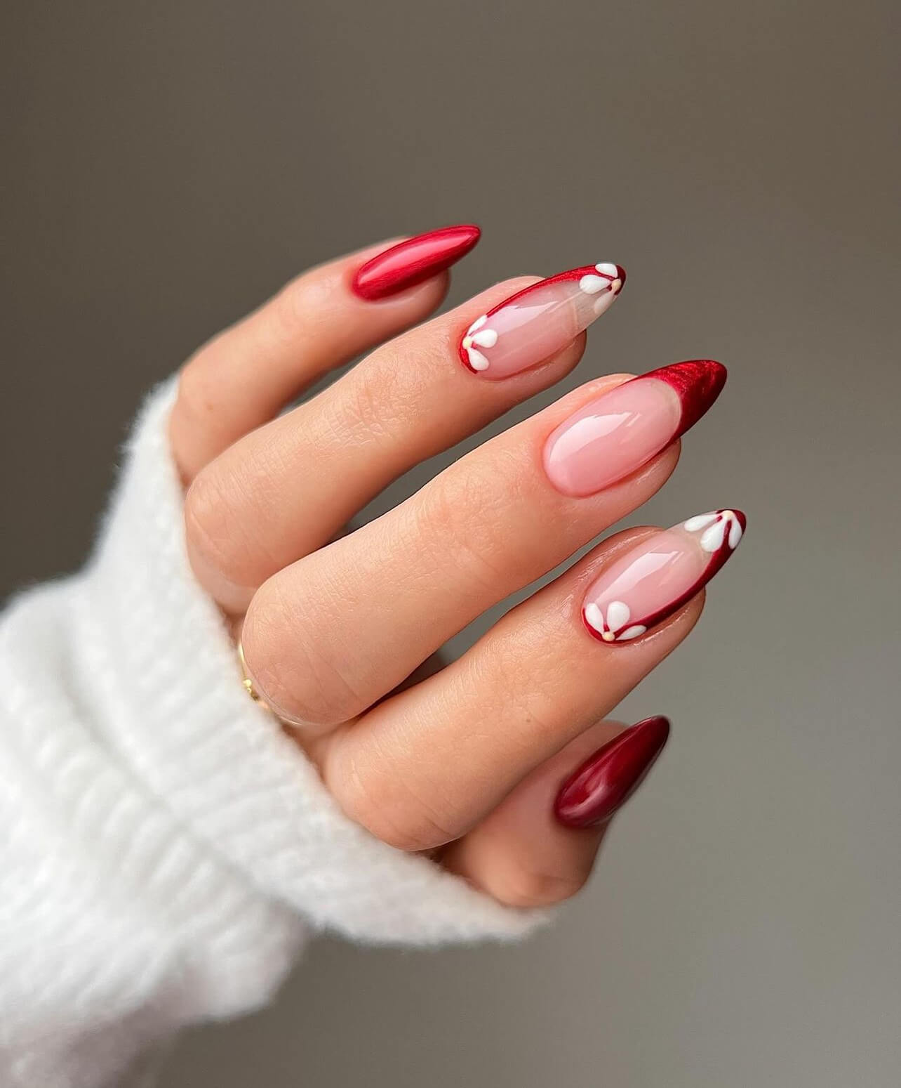Γαλλικό μανικιούρ με κόκκινο και λευκά λουλούδια