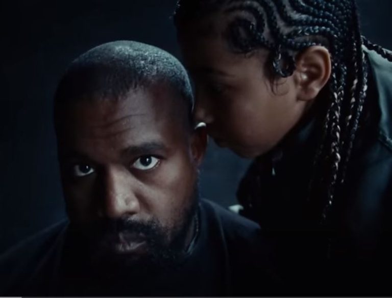 O kanye West ραπάρει εμ την κόρη του North West