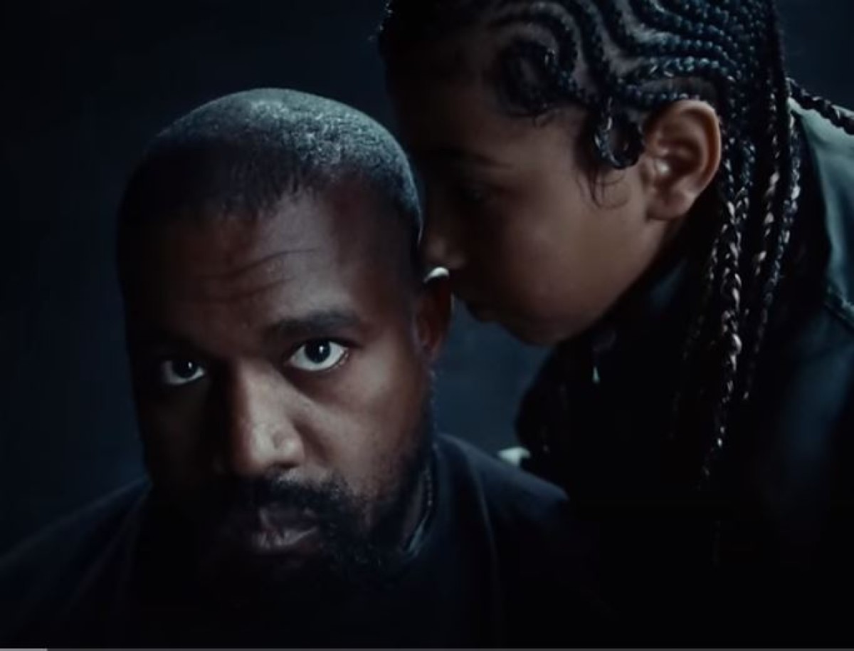 O kanye West ραπάρει εμ την κόρη του North West