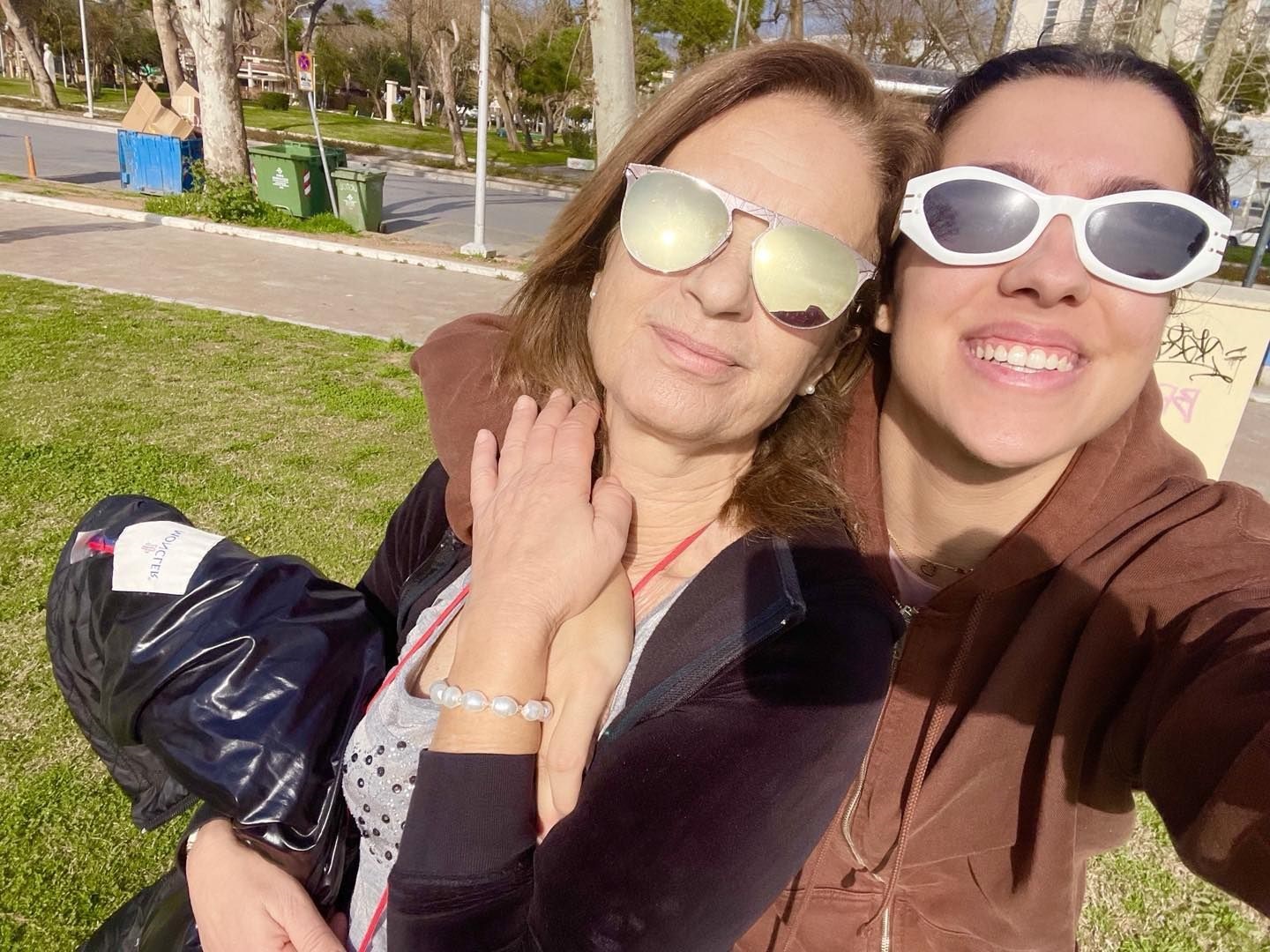 Η Πέγκυ Σταθακοπούλου με την κόρη της