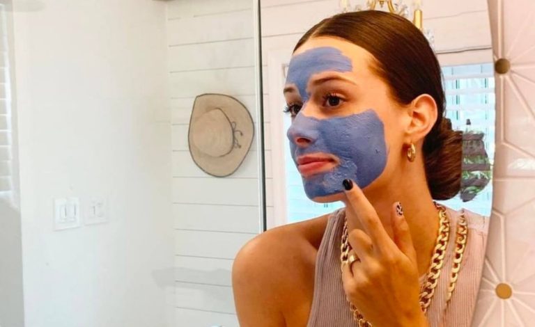 Γυναίκα με μάσκα στο πρόσωπο