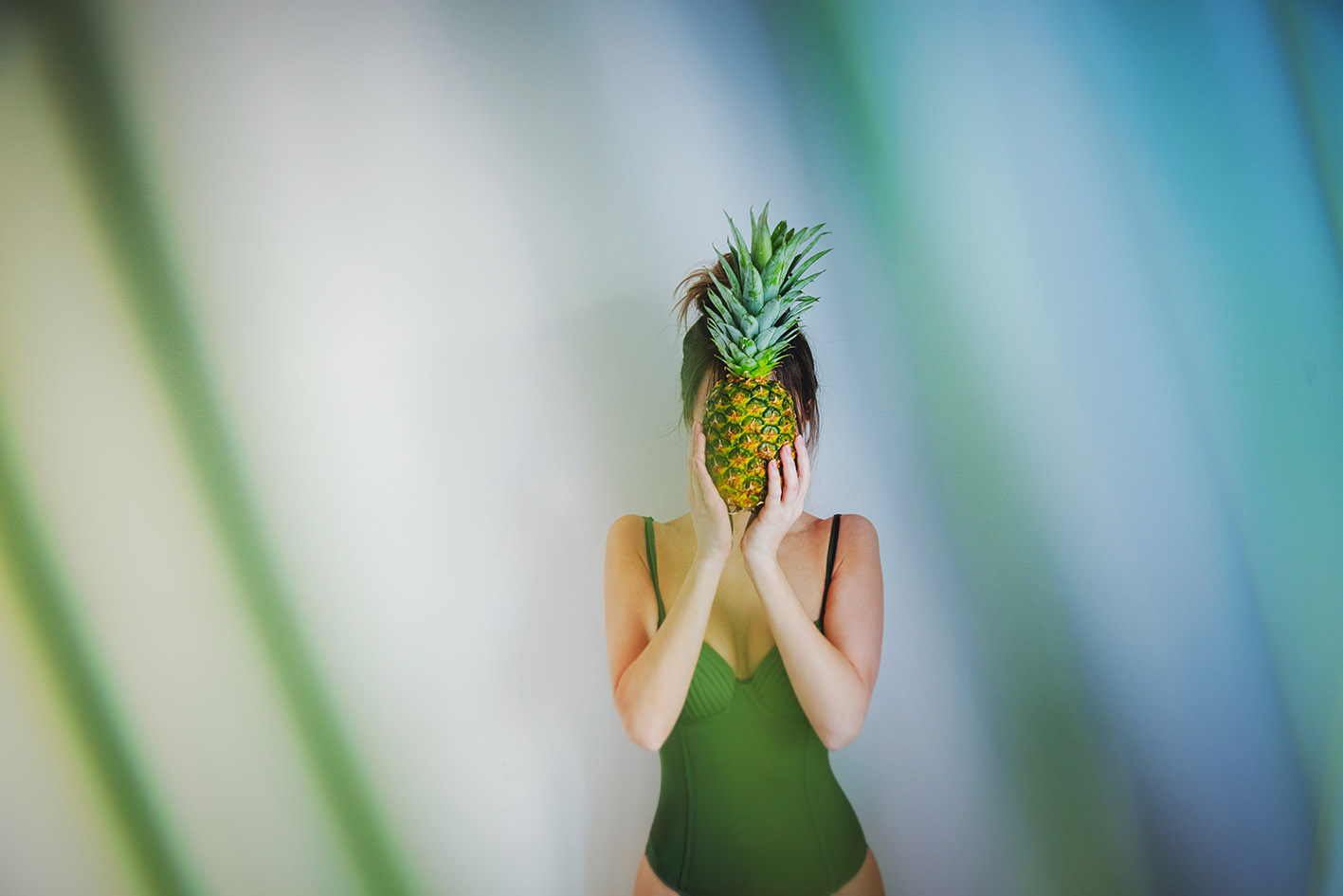 Ανανάς με γυναίκα