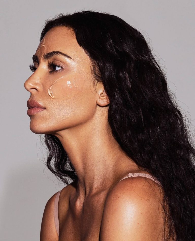 Η Kim Kardashian με τζελ προσώπου