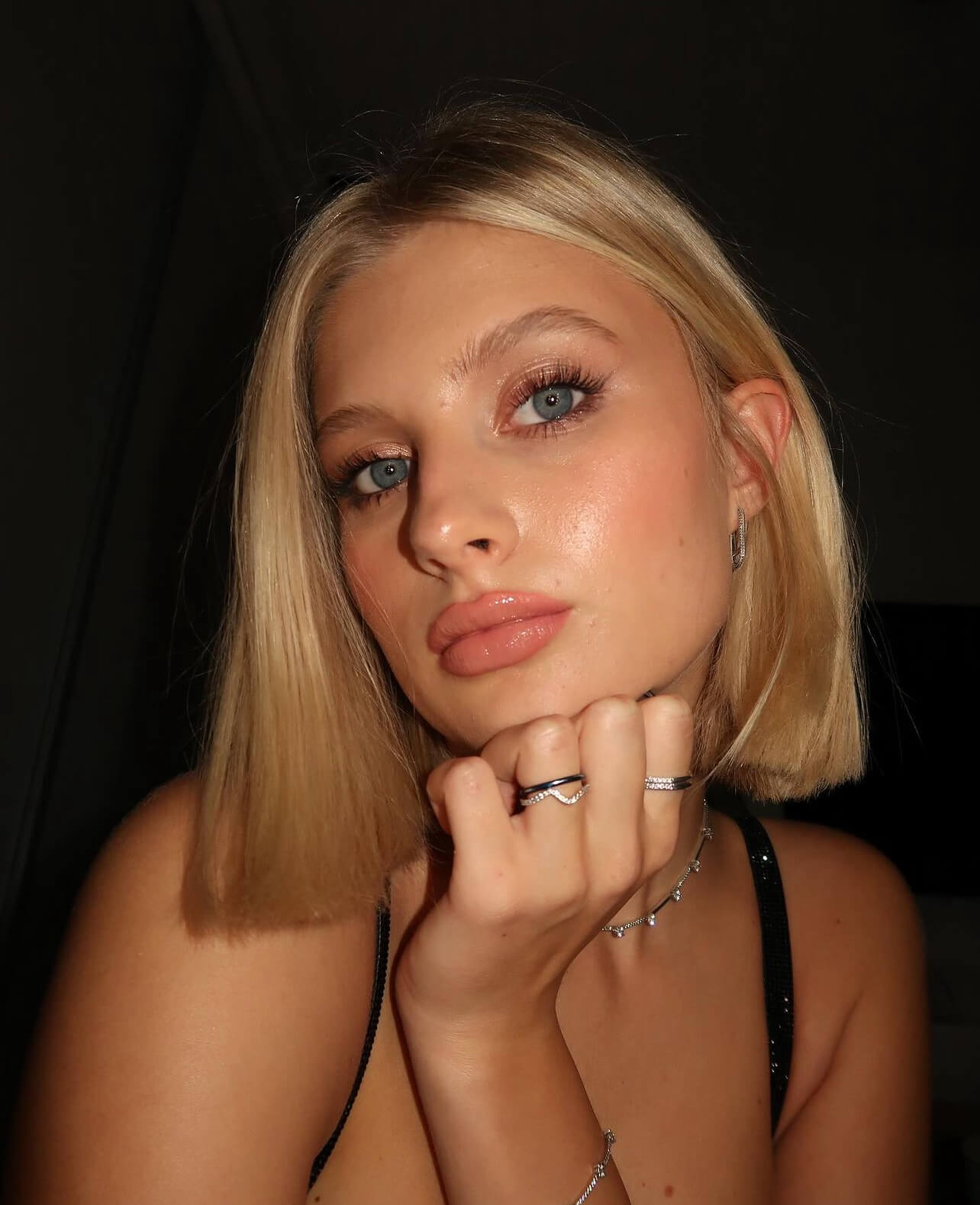 Κοντό ξανθό καρέ