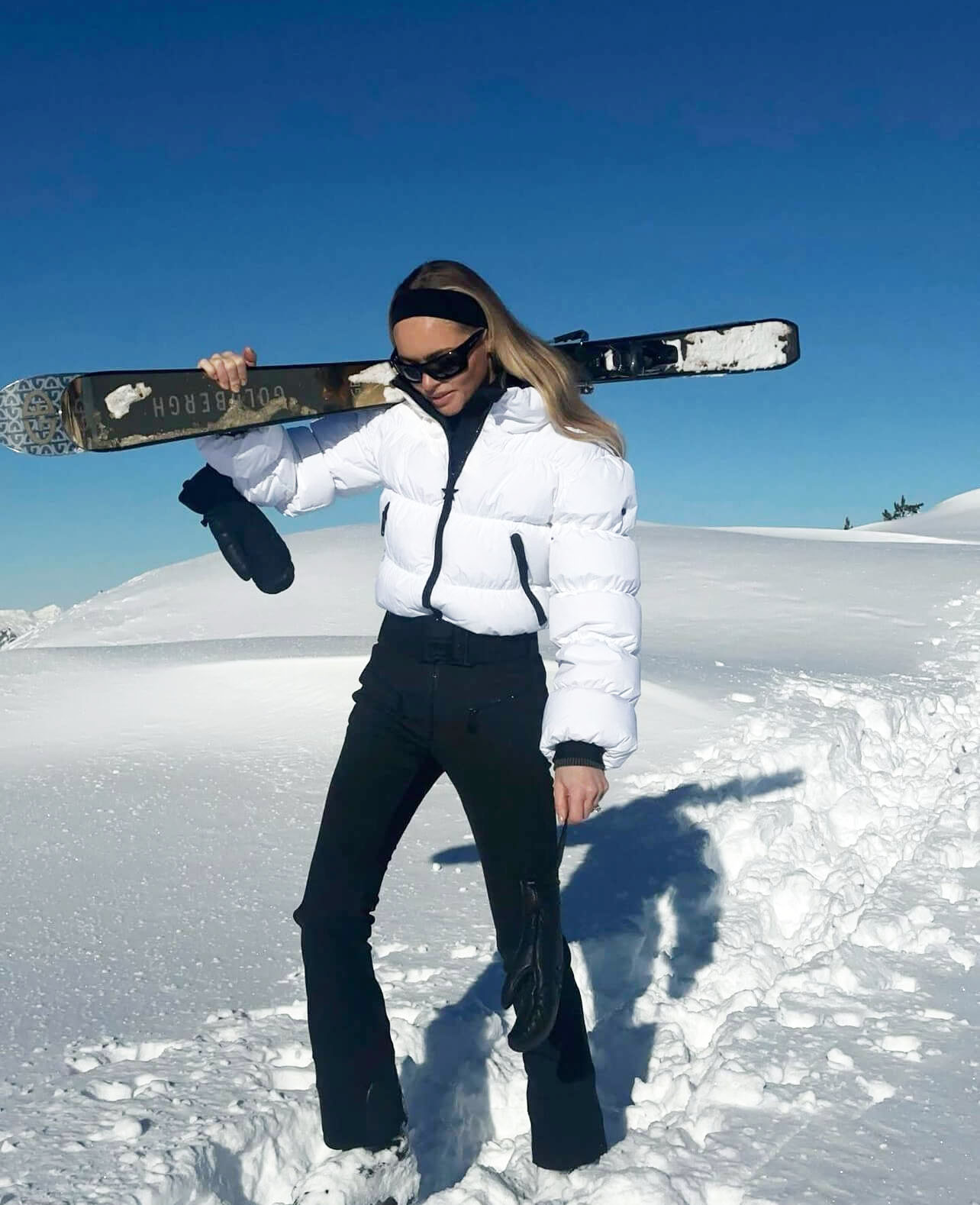 Σκι look με ολόσωμη μαύρη φόρμα και λευκό μπουφάν