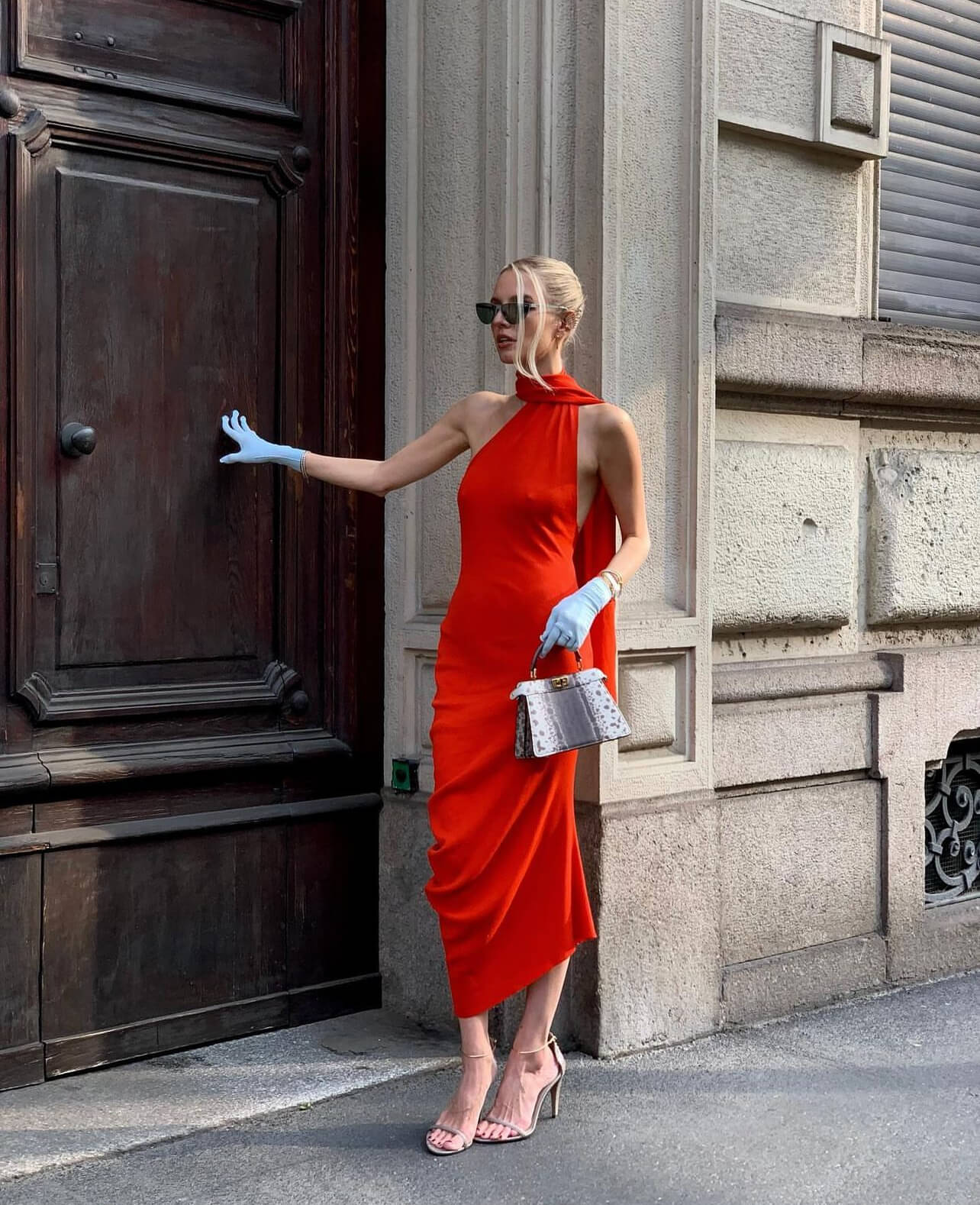 Μίνιμαλ κόκκινο φόρεμα σε halter γραμμή