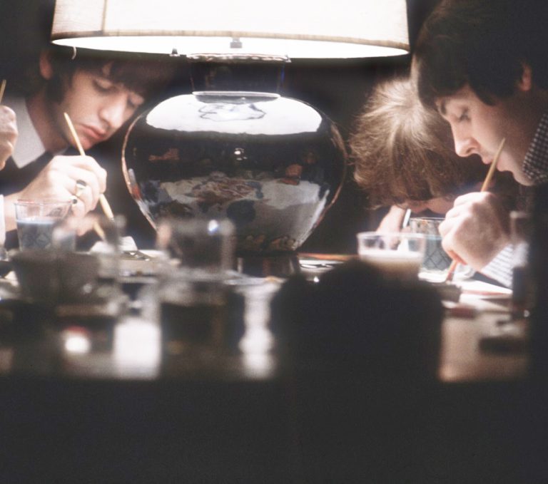 Oι Beatles δημιουργώντας τον πίνακά τους