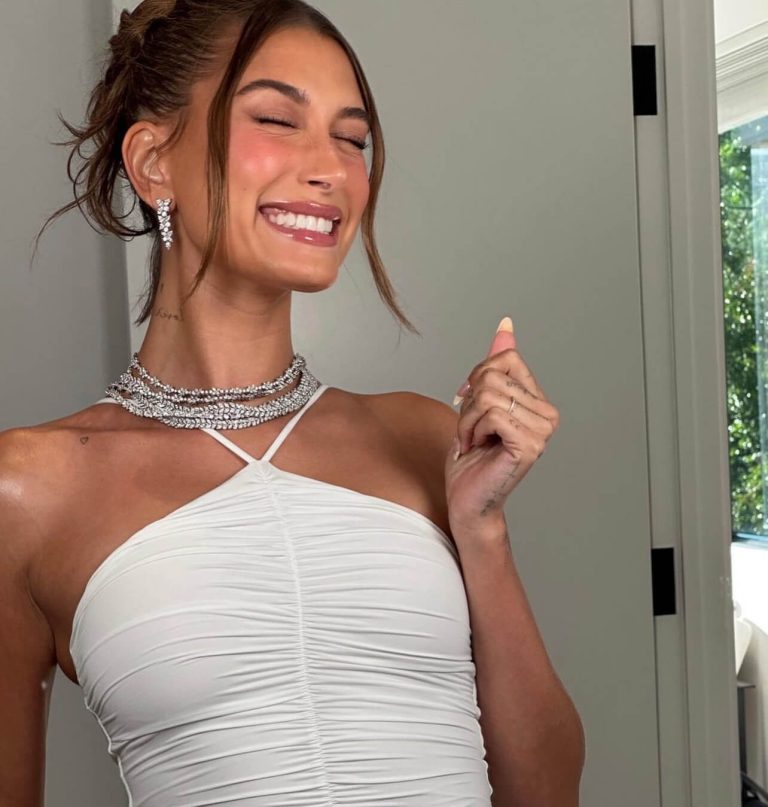 Η Hailey Bieber με λαμπερό χαμόγελο