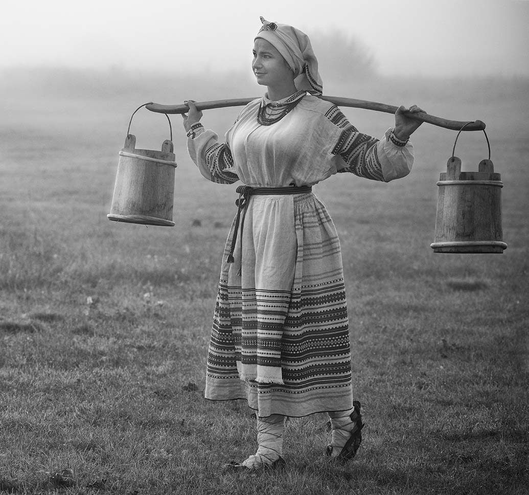 Γυναίκα μεταφέρει νερό