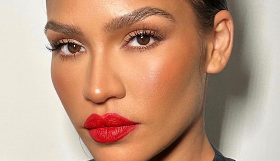 Γυναίκα με κόκκινα χείλη