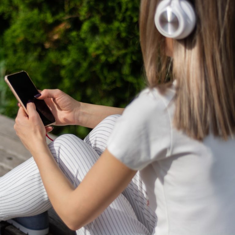 Γυναίκα με κινητό