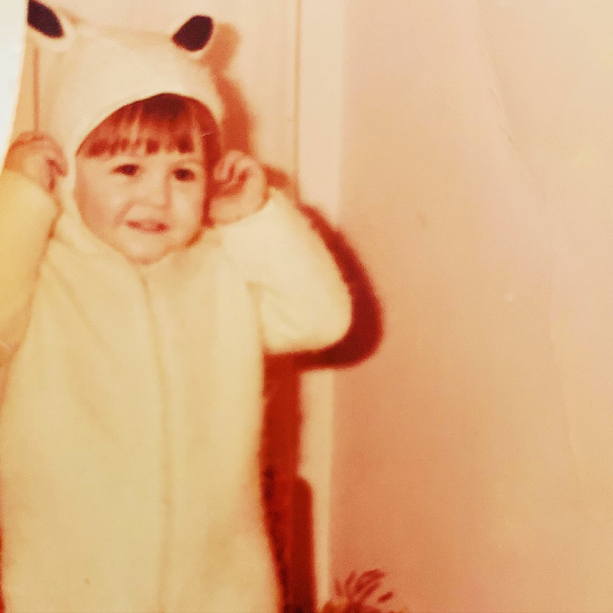 Η Τζένη Μπαλατσινού ντυμένη "κουνελάκι" σε παιδική ηλικία