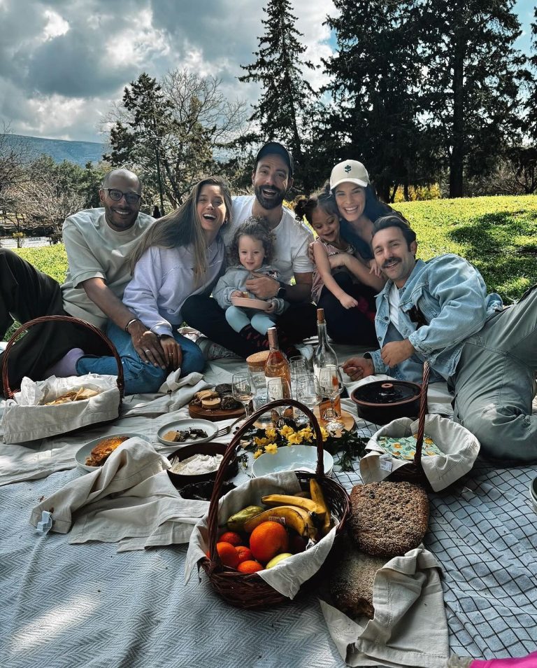 Η Χριστίνα Μπόμπα, ο Σάκης Τανιμανίδης με τις κόρες τους και φίλους την Καθαρά Δευτέρα