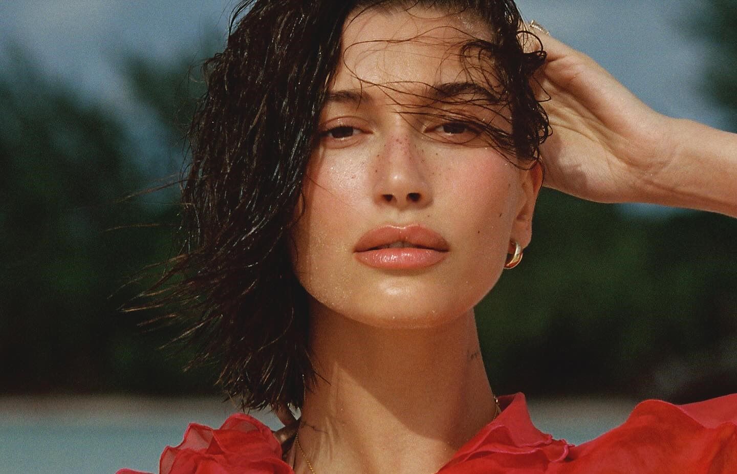 Hailey Bieber δείχνει το τέλειο sunkissed μακιγιάζ