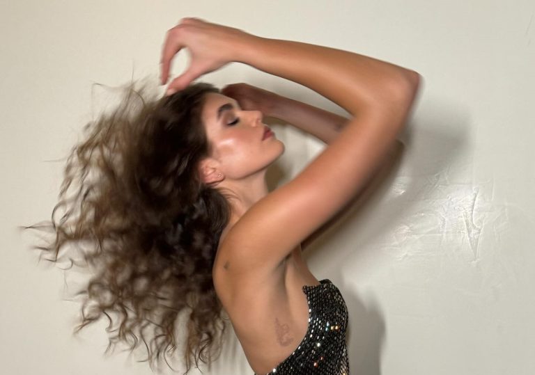 Kaia Gerber: Αντιγράψτε το μακιγιάζ και το χτένισμα της