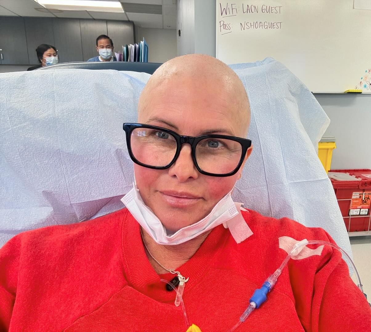 Η Nicole Eggert με ξυρισμένο κεφάλι