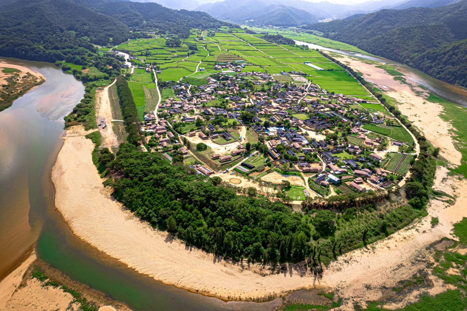 To χωριό Andong Hahoe. Mια ζωντανή αναπαράσταση της παραδοσιακής ζωής του κορεατικού χωριού.