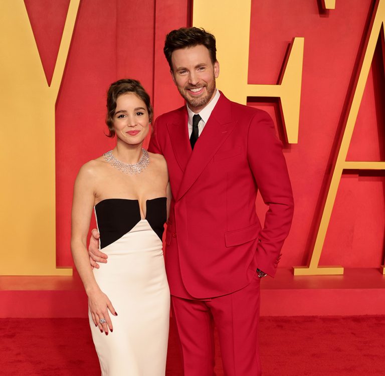 H Alba Baptista και ο Chris Evans παρευρέθηκαν στο 2024 Vanity Fair Oscar Party.