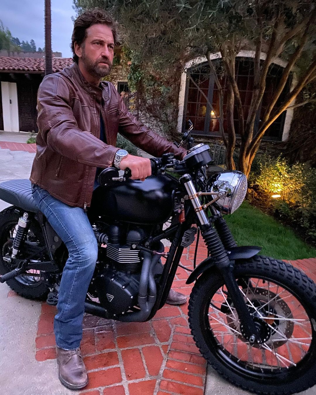 O Gerard Buttle πάνω σε μια μηχανή