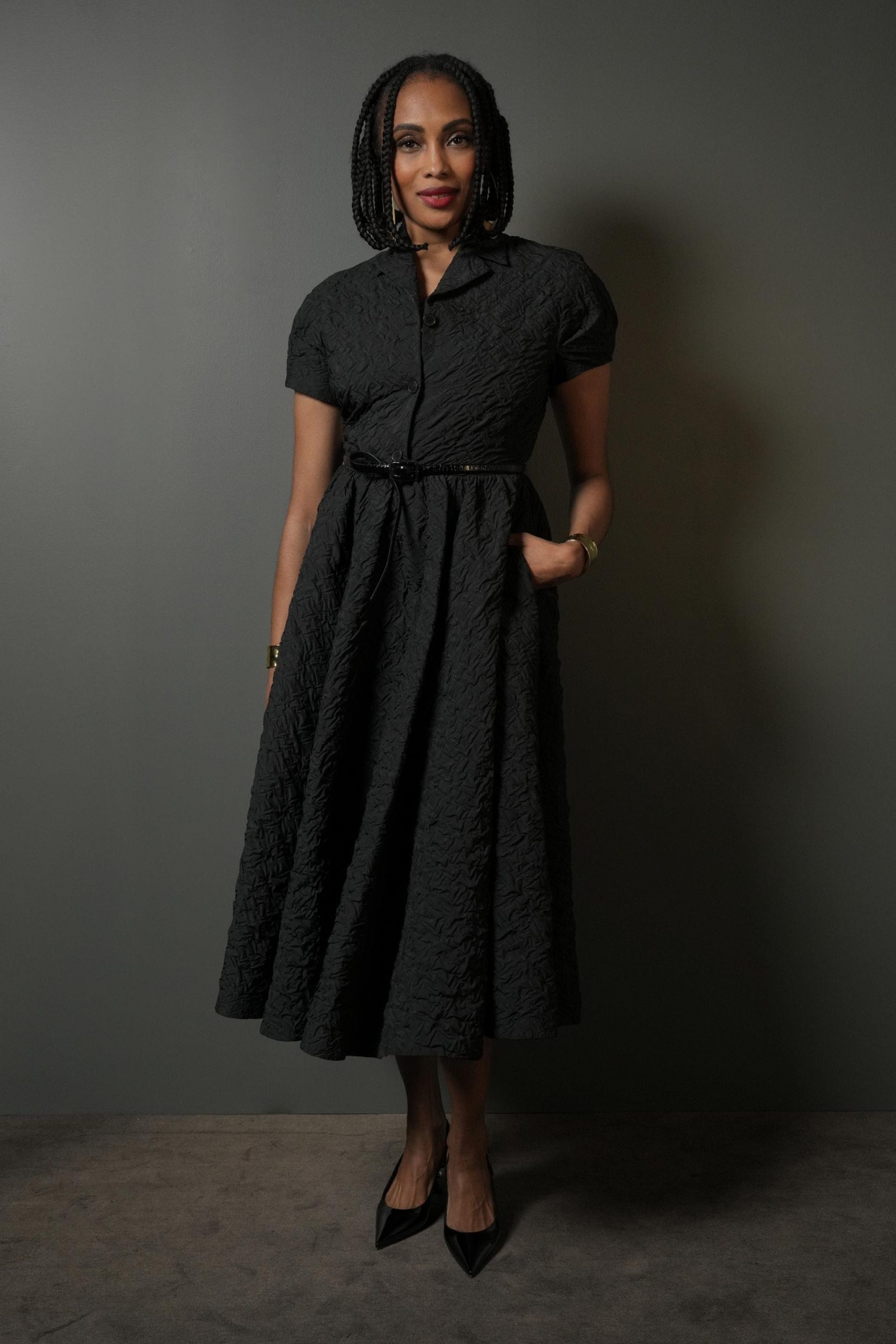 Η Imany φόρεσε ένα μαύρο φόρεμα Dior από μαλλί και μετάξι και παπούτσια Dior.