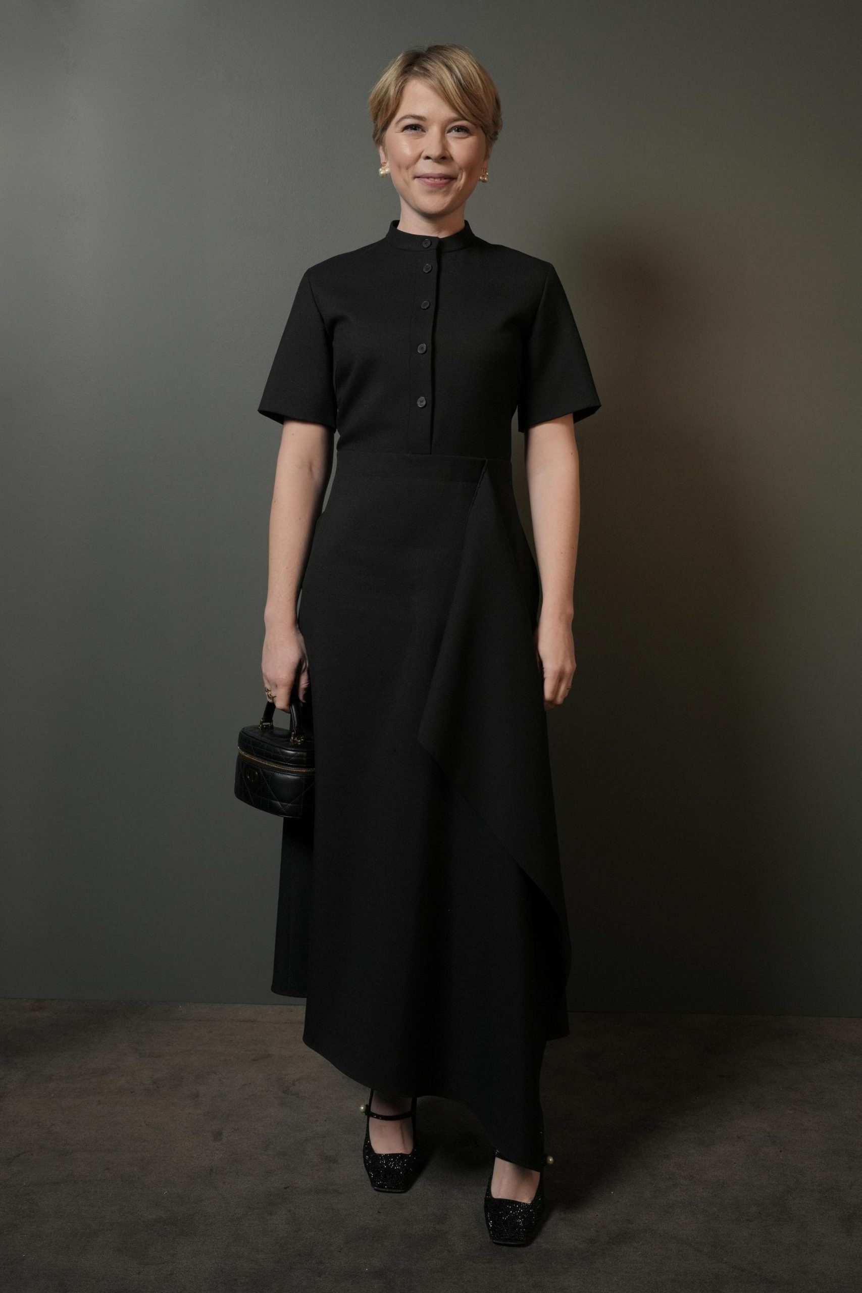 Η India Hair φόρεσε ένα μαύρο φόρεμα Dior από μαλλί και μετάξι με τσάντα και παπούτσια Dior.