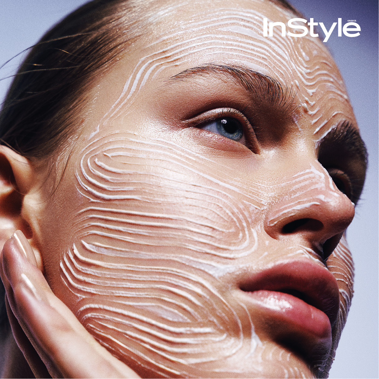 μοντέλο με κρέμα προσώπου