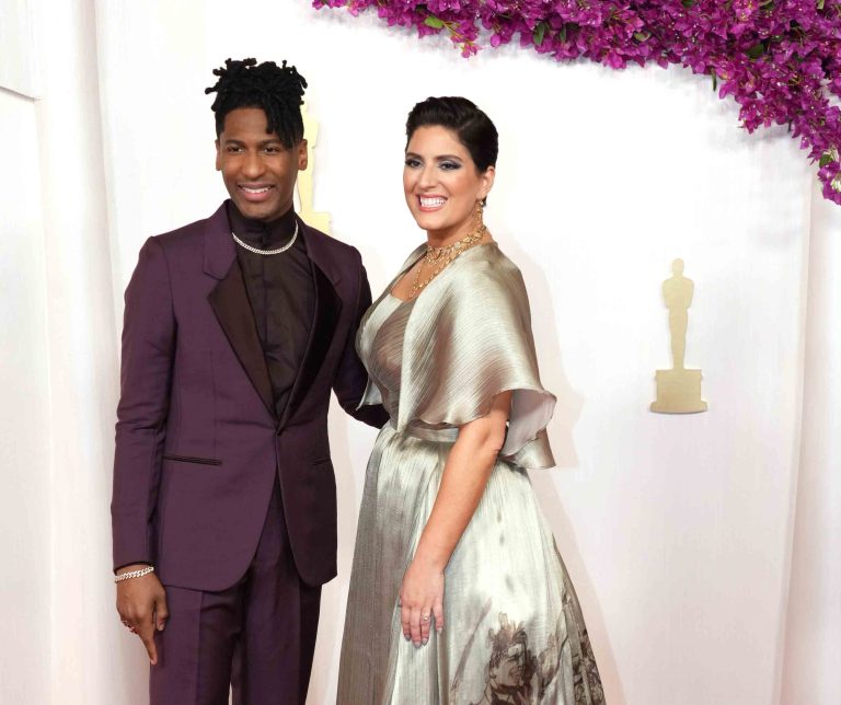 O Jon Batiste και η Suleika Jaouad στα 96α Βραβεία Όσκαρ.