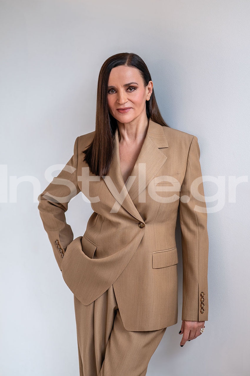 Καρυοφυλλιά Καραμπέτη με μπεζ σακάκι