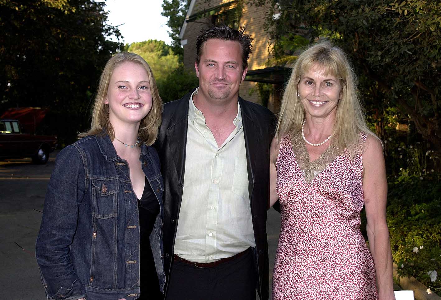 O Matthew Perry με τη μητέρα του Suzanne και την αδελφή του Emily.