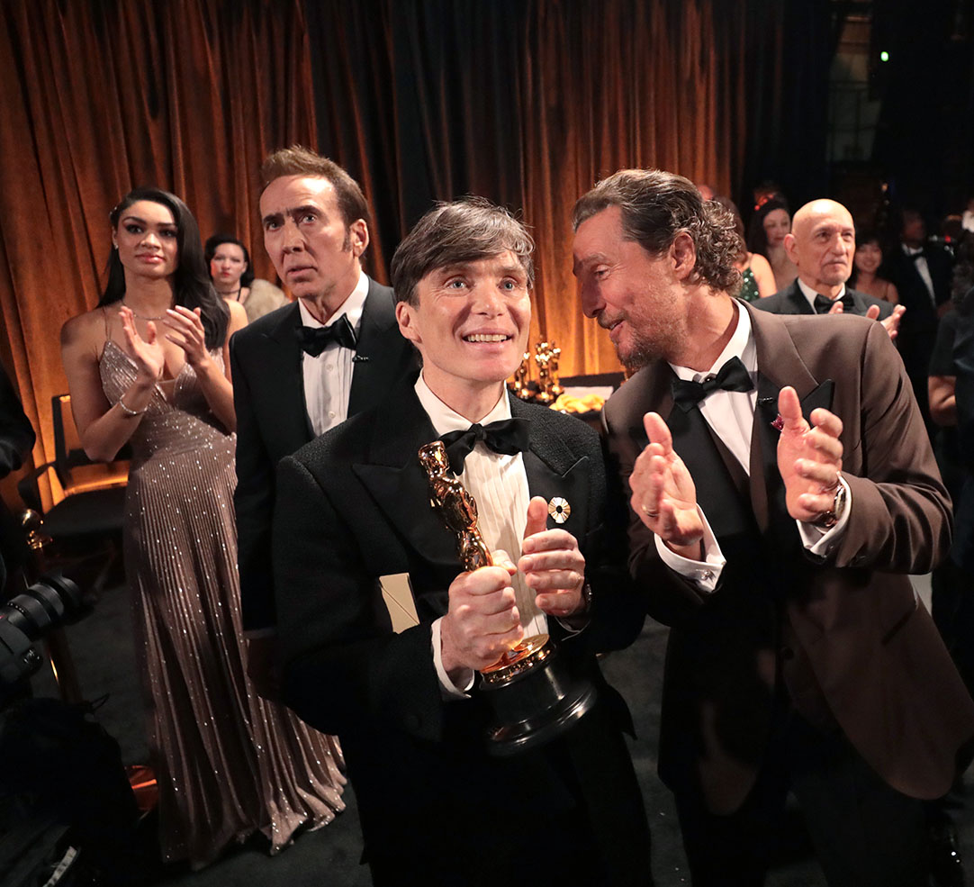 Ο Cillian Murphy με το βραβείο Oscar στα χέρια του, σε φωτογραφία με τους Nicolas Cage και Matthew McConaughey.