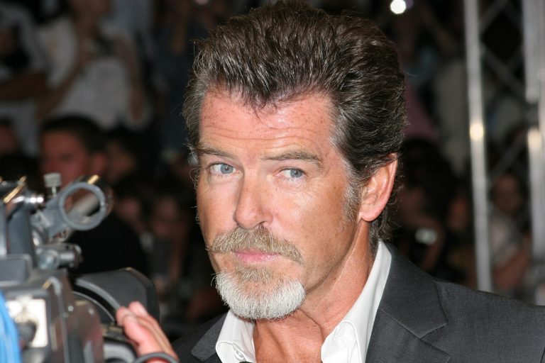 O Pierce Brosnan φθάνει στην εναρκτήρια βραδιά του 31ου Φεστιβάλ Κινηματογράφου της Ντοβίλ όπου προβάλλεται η ταινία "The Matador" στις 2 Σεπτεμβρίου 2005