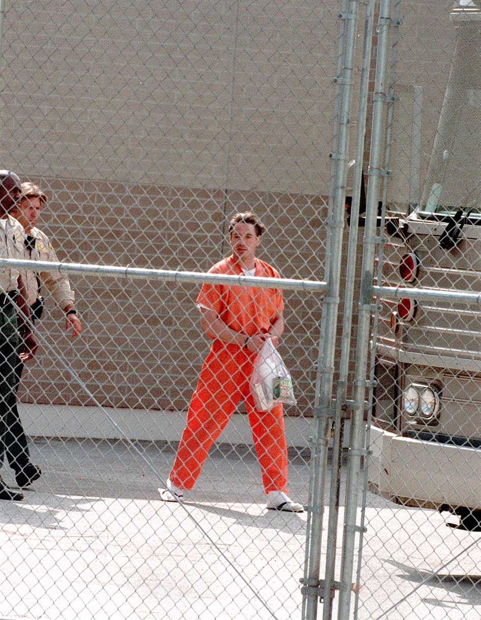8/5/99 στο Μαλιμπού. Ο Robert Downey, Jr. πηγαίνοντας προς το λεωφορείο μετά την απολογία του. Ο ηθοποιός καταδικάστηκε σε 3 χρόνια φυλάκισης για βιαιοπραγία.