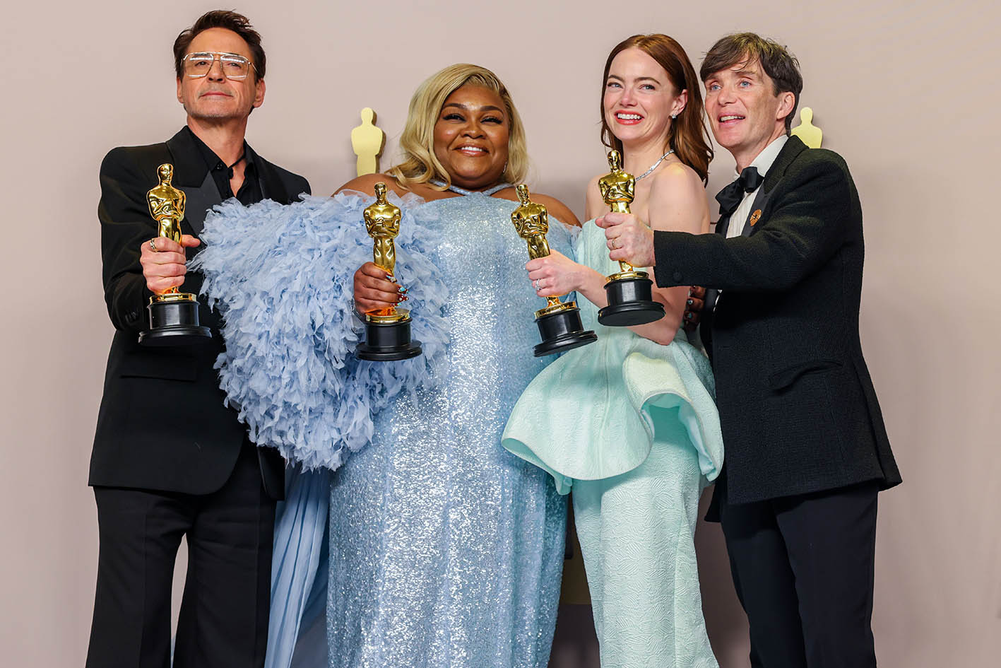 Oι βραβευμένοι με το βραβείο Όσκαρ Robert Downey Jr., Da'Vine Joy Randolph, Emma Stone και Cillian Murphy στη σκηνή για την πατροπαράδοτη φωτογραφία, στις 10 Μαρτίου 2024.