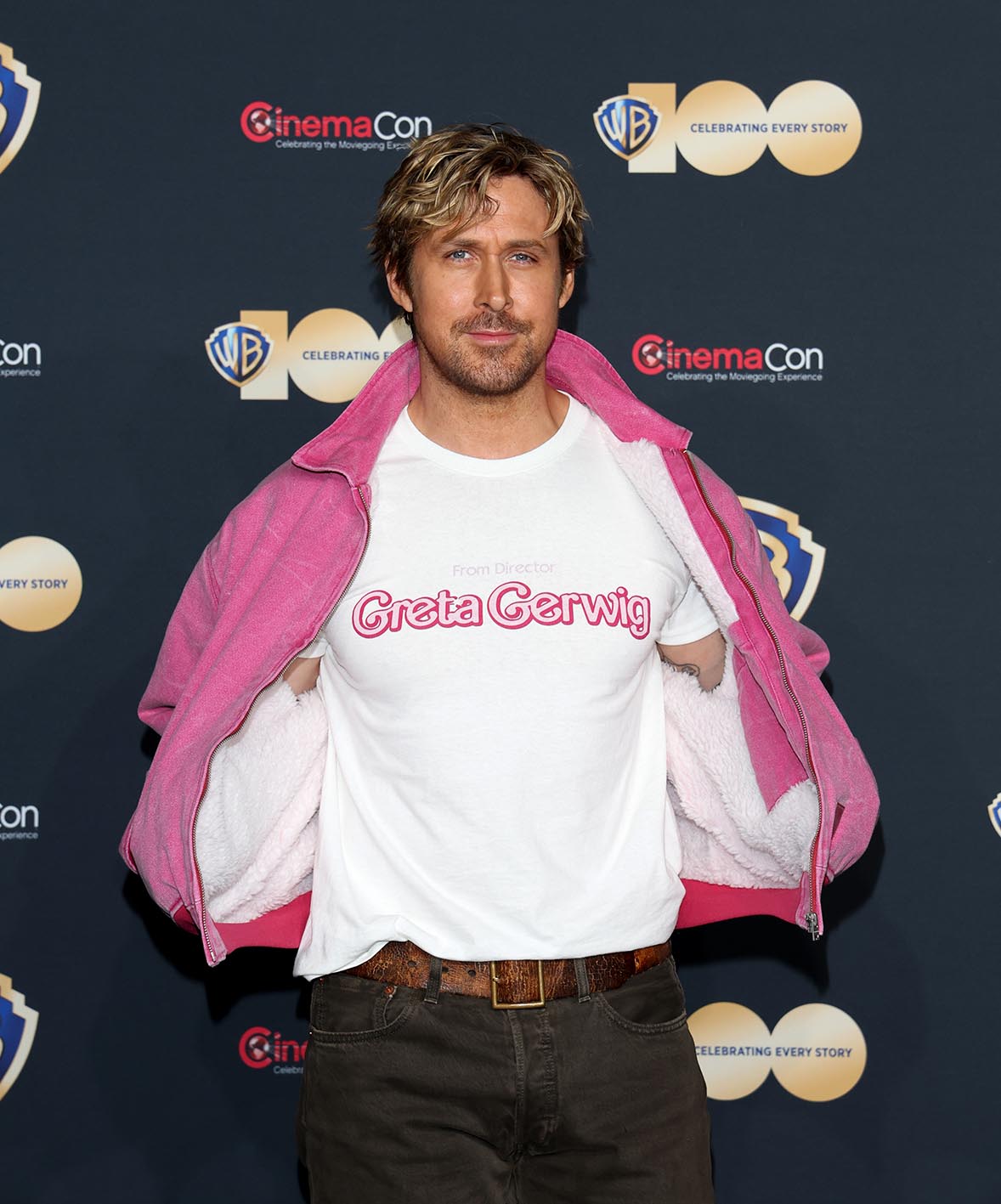 Ο Ryan Gosling ποζάρει με αφορμή την προώθηση της ταινίας "Barbie".