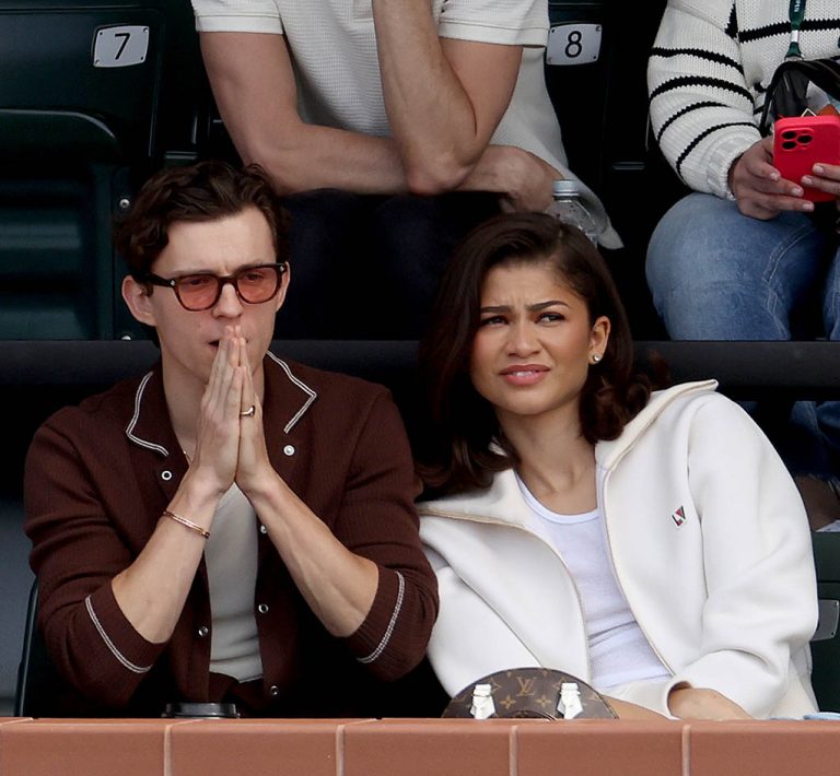 Oι Tom Holland και Zendaya παρακολουθούν τον αγώνα του Carlos Alcaraz από την Ισπανία με τον Ρώσο Daniil Medvedev στον τελικό ανδρών για το BNP Paribas Open στο γήπεδο Indian Wells Tennis Garden χθες Σάββατο 17 Μαρτίου 2024.