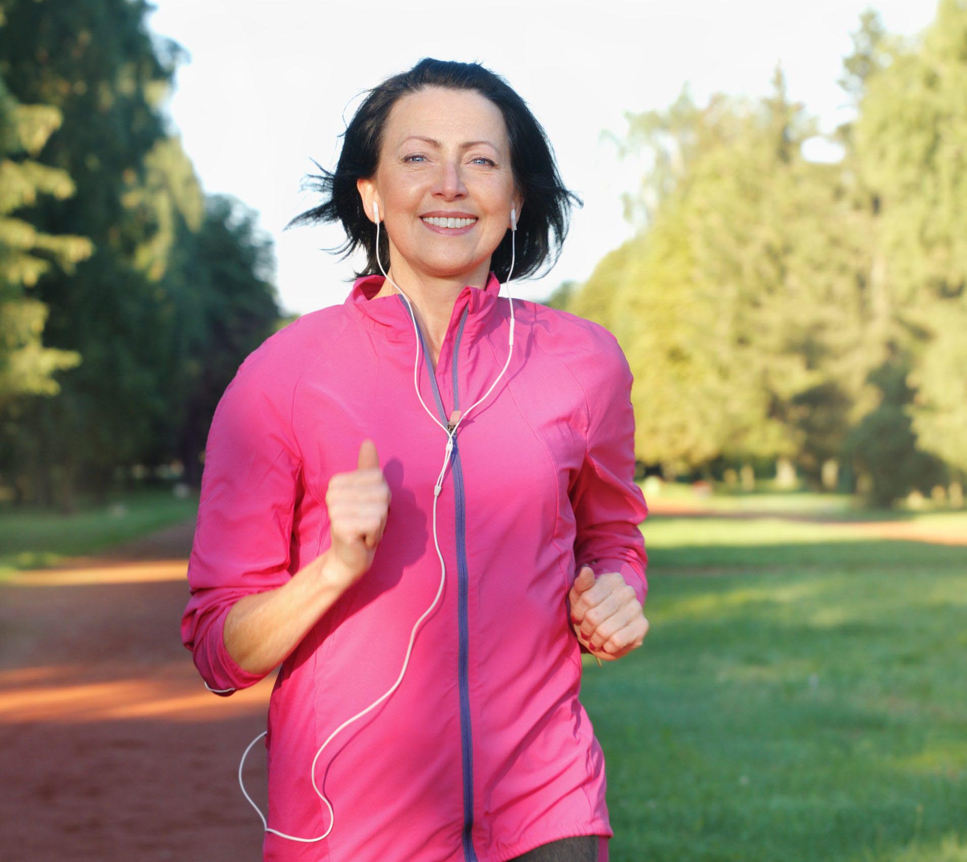 Γυναίκα αθλείται σε εξωτερικό χώρο-τρέχει