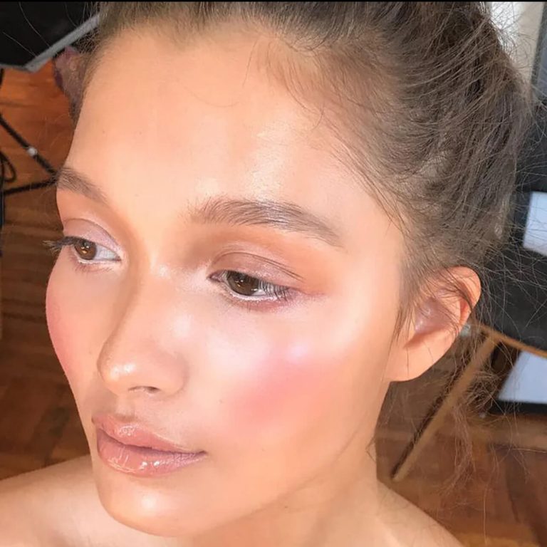 Μακιγιάζ με φυσικό ρουζ και γυαλάδα