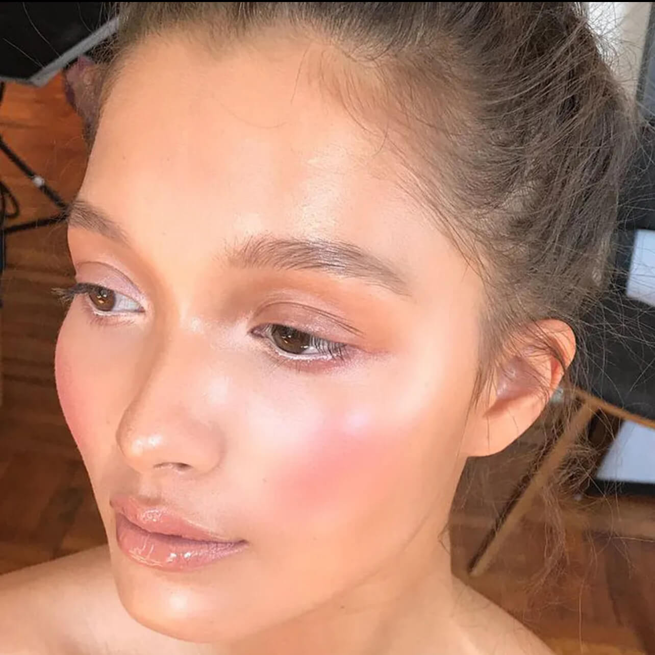 Μακιγιάζ με φυσικό ρουζ και γυαλάδα