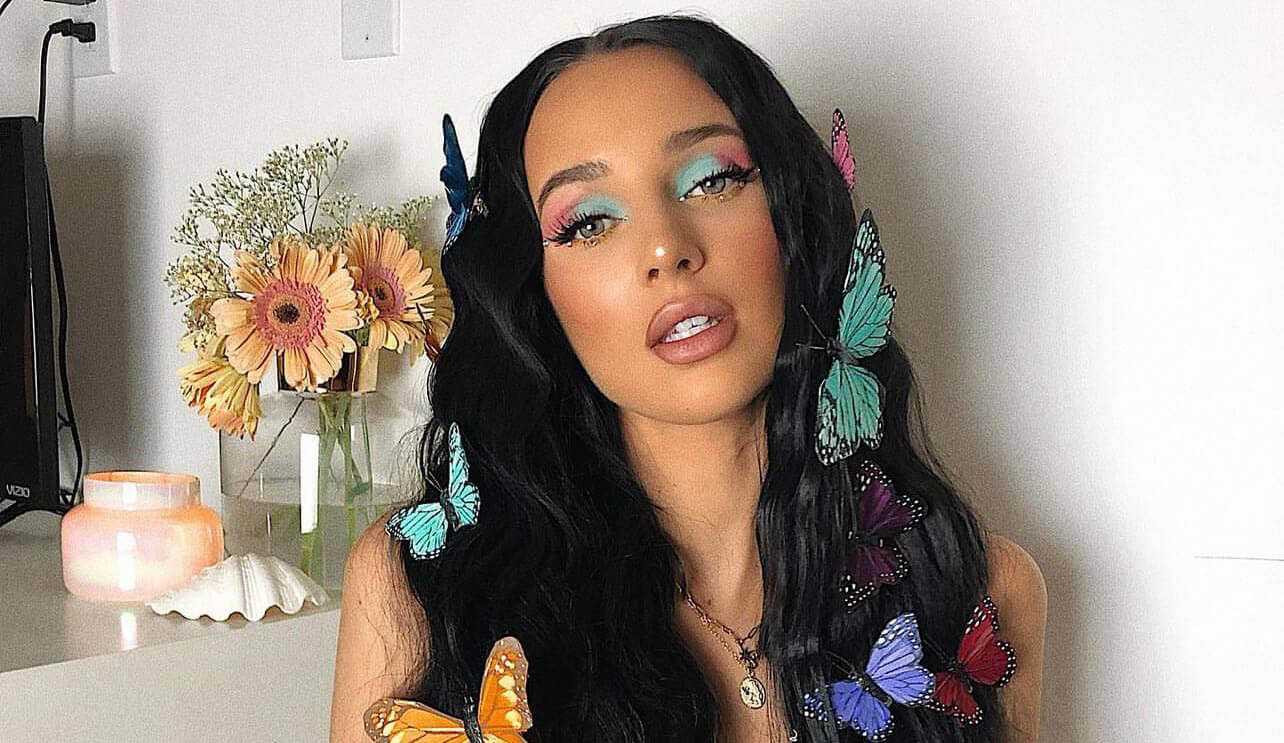 Μακριά καστανά μαλλιά με πεταλούδες