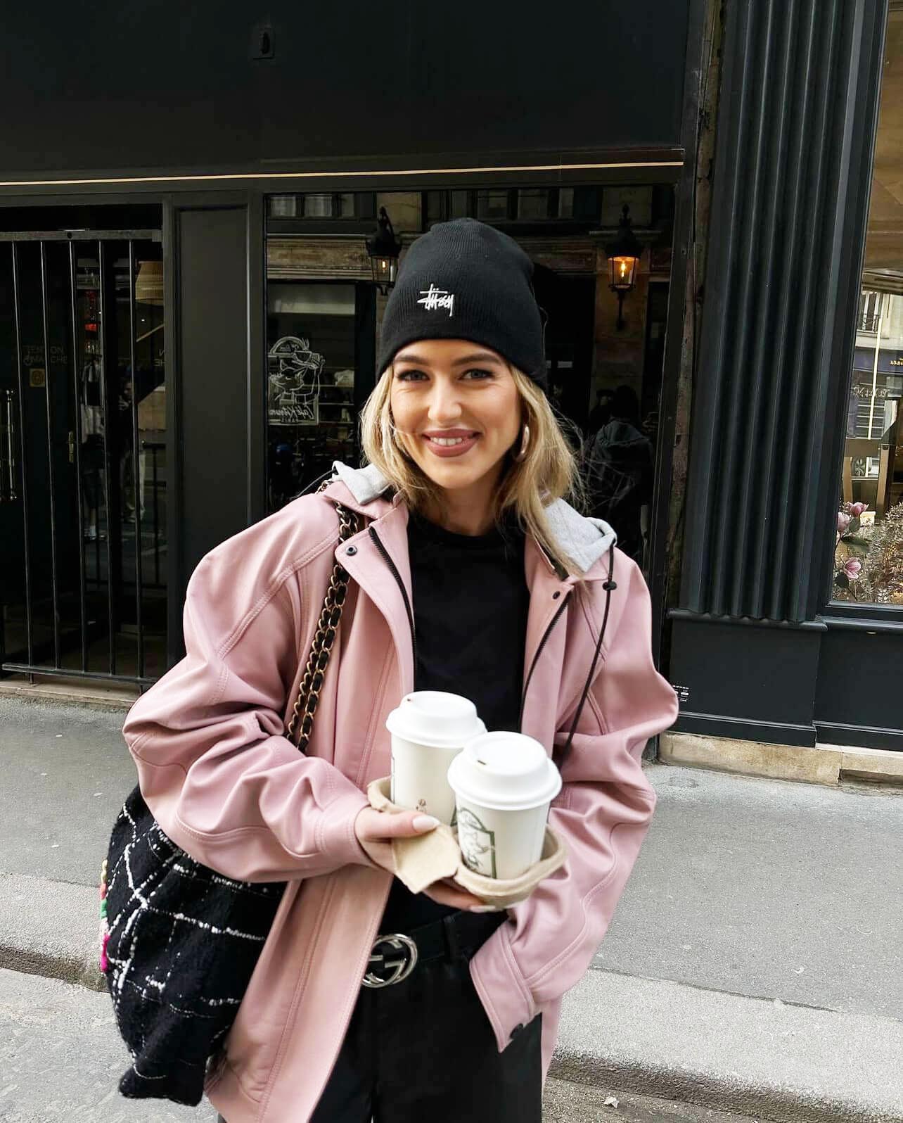 Casual look με δερμάτινο bomber και σκουφάκι