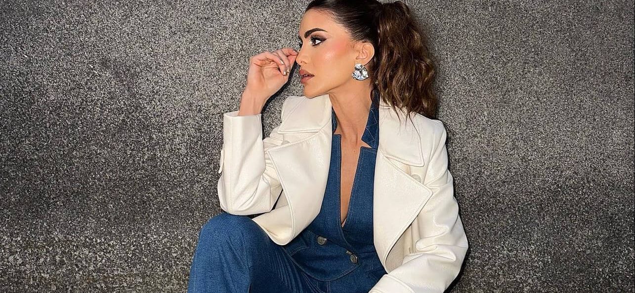 Τζιν κοστούμι με λευκό παλτό