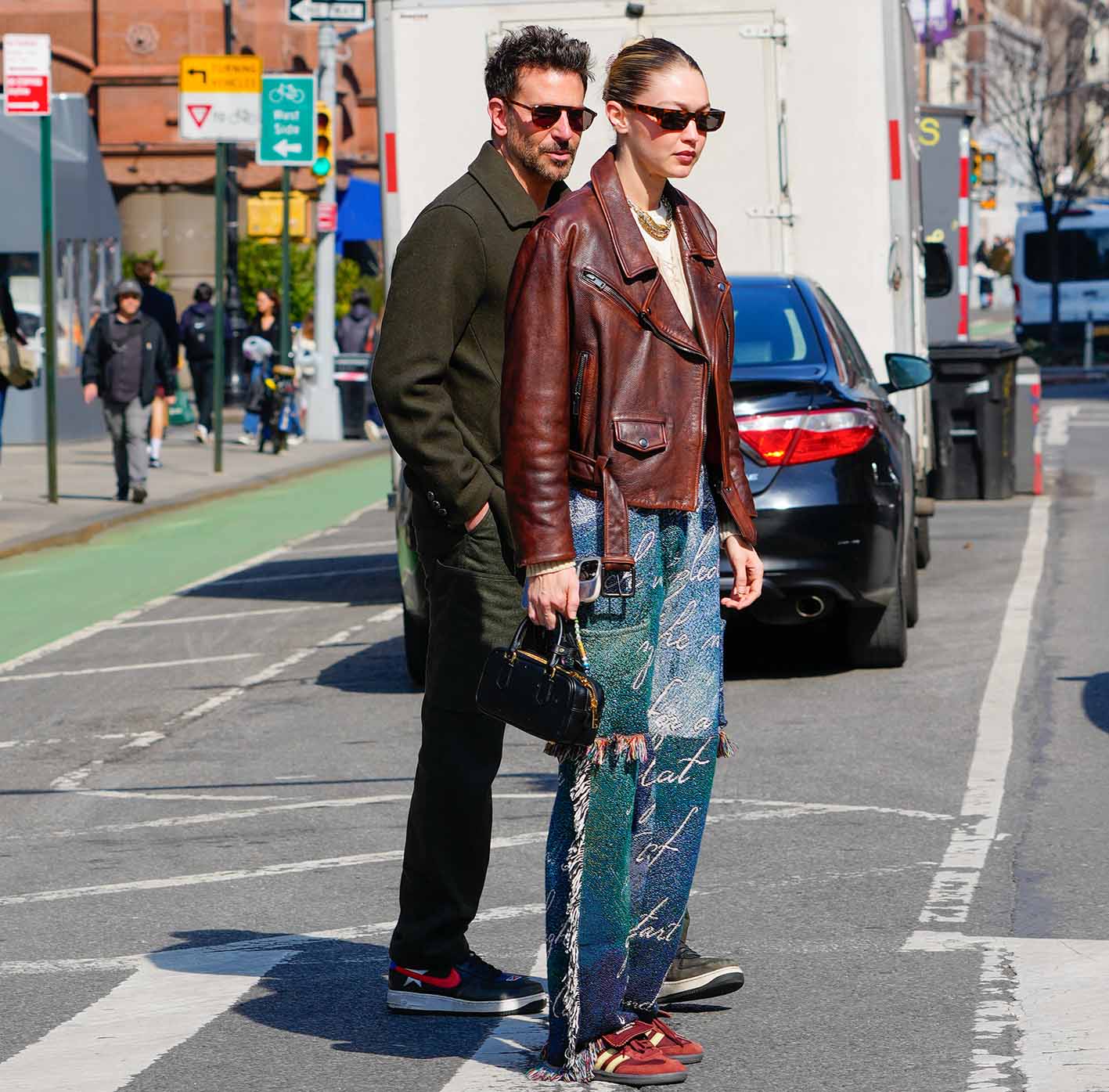 H Gigi Hadid και ο Bradley Cooper στη Νέα Υόρκη στις 27 Φεβρουαρίου 2024.