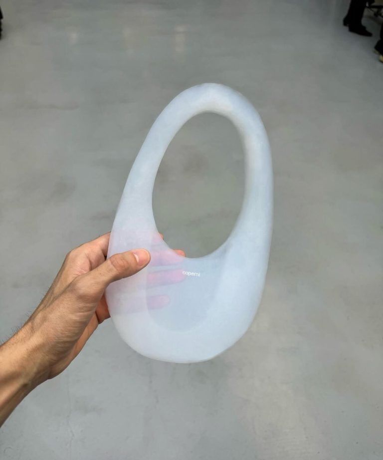 Η τσάντα του οίκου Coperni με νανοτεχνολογία