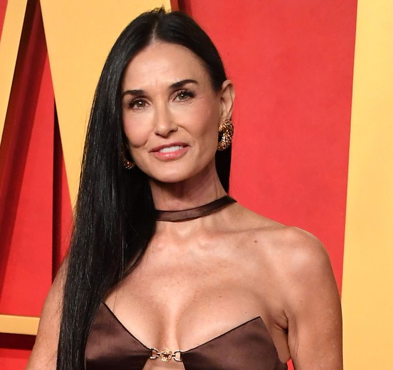 H Demi Moore φτάνει στο 2024 Vanity Fair Oscar Party στις 10 Μαρτίου 2024 στο Beverly Hills.