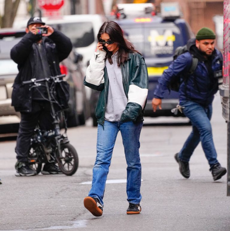 H Emily Ratajkowski περπατά στους δρόμους της Νέας Υόρκης στις 12 Μαρτίου 2024.